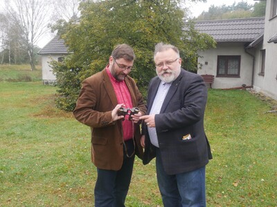 Z lewej: dr hab. Piotr Niwiński (IPN Gdańsk) i Jacek Pawłowicz, dyrektor Muzeum Żołnierzy Wyklętych i Więźniów Politycznych PRL z lornetką „Lufy”.