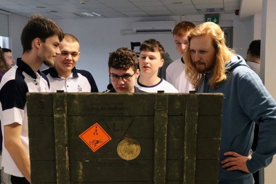 Zajęcia z wykorzystaniem mobilnych skrzyń z immersyjną edukacją historyczną.