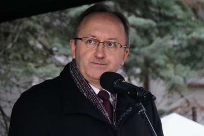 Uroczystość odsłonięcia pomnika upamiętniającego ofiary zbrodniczych ideologii, niemieckiego nazizmu i sowieckiego komunizmu. Na zdj. dr hab. Karol Polejowski, zastępca prezesa IPN – Malbork, 22 lutego 2024. Fot. IPN