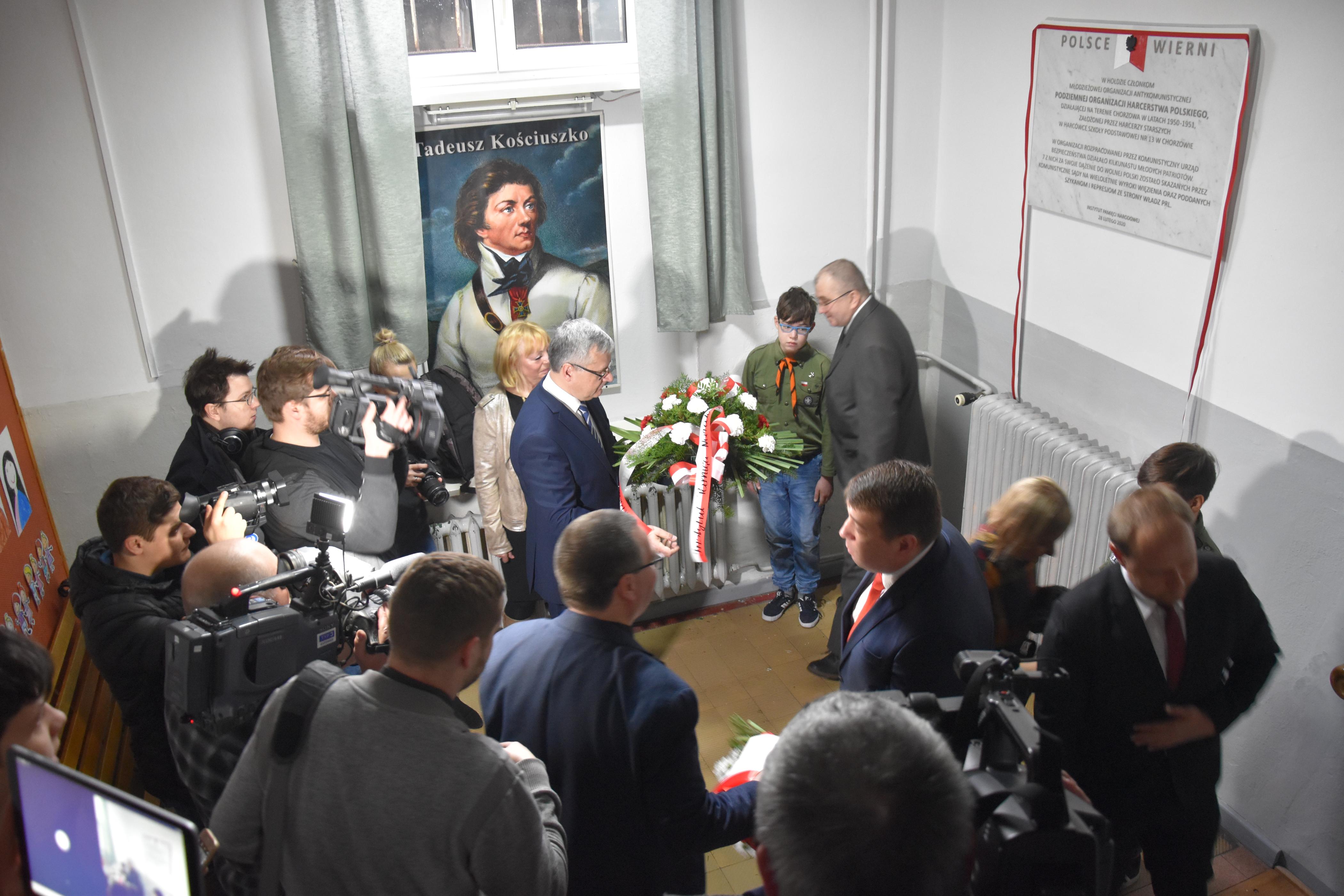 Odsłonięcie tablicy upamiętniającej członków Podziemnej Organizacji Harcerstwa Polskiego w Chorzowie.