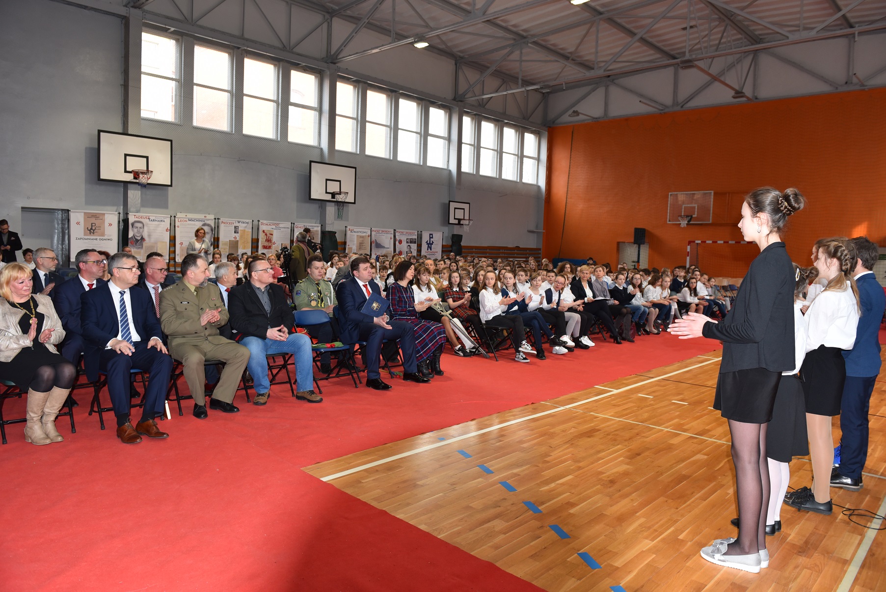 Odsłonięcie tablicy upamiętniającej członków Podziemnej Organizacji Harcerstwa Polskiego w Chorzowie.