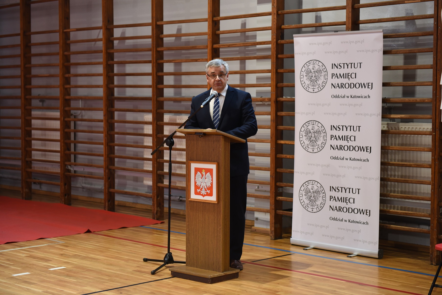 Odsłonięcie tablicy upamiętniającej członków Podziemnej Organizacji Harcerstwa Polskiego w Chorzowie.