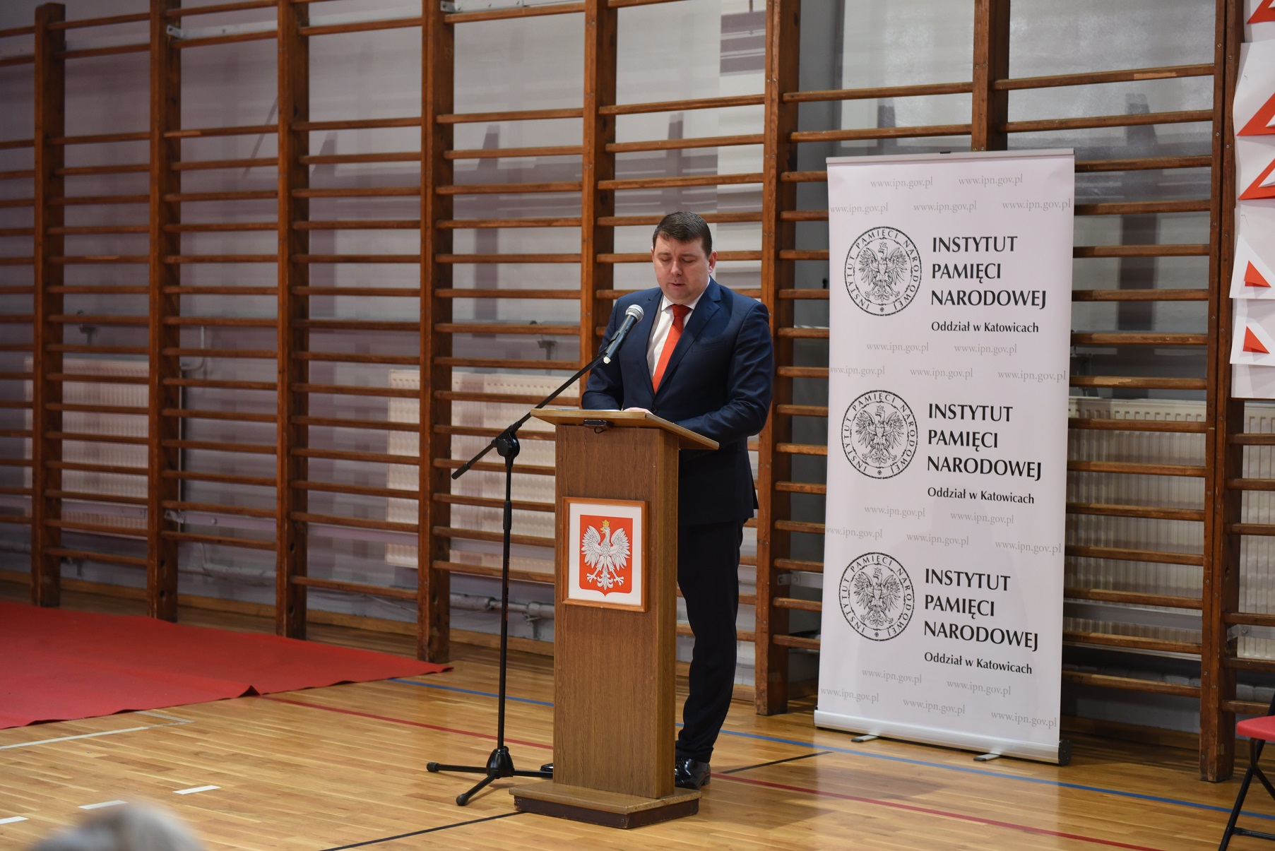 Odsłonięcie tablicy upamiętniającej członków Podziemnej Organizacji Harcerstwa Polskiego w Chorzowie.