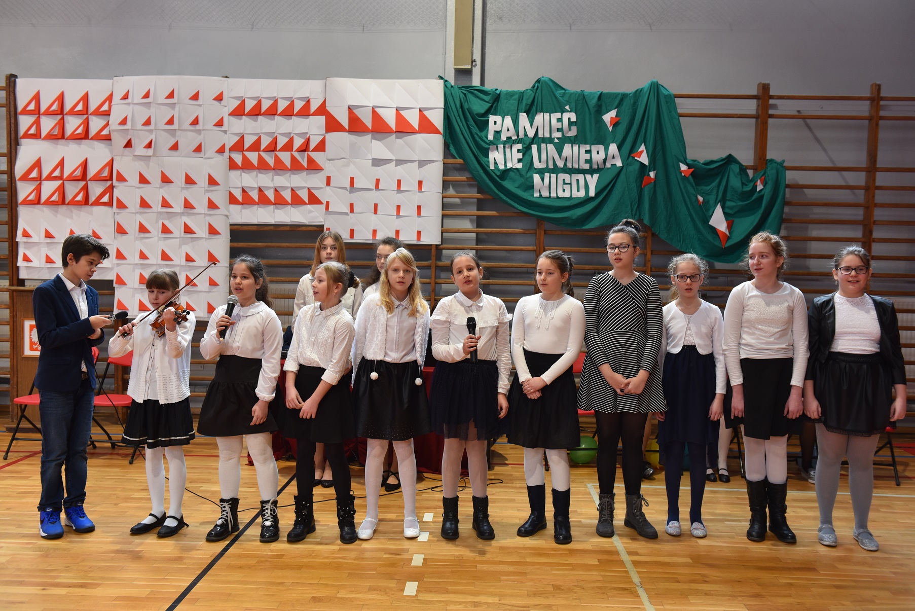 Odsłonięcie tablicy upamiętniającej członków Podziemnej Organizacji Harcerstwa Polskiego w Chorzowie.