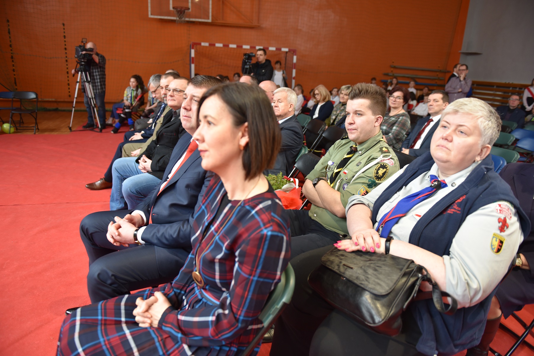 Odsłonięcie tablicy upamiętniającej członków Podziemnej Organizacji Harcerstwa Polskiego w Chorzowie.