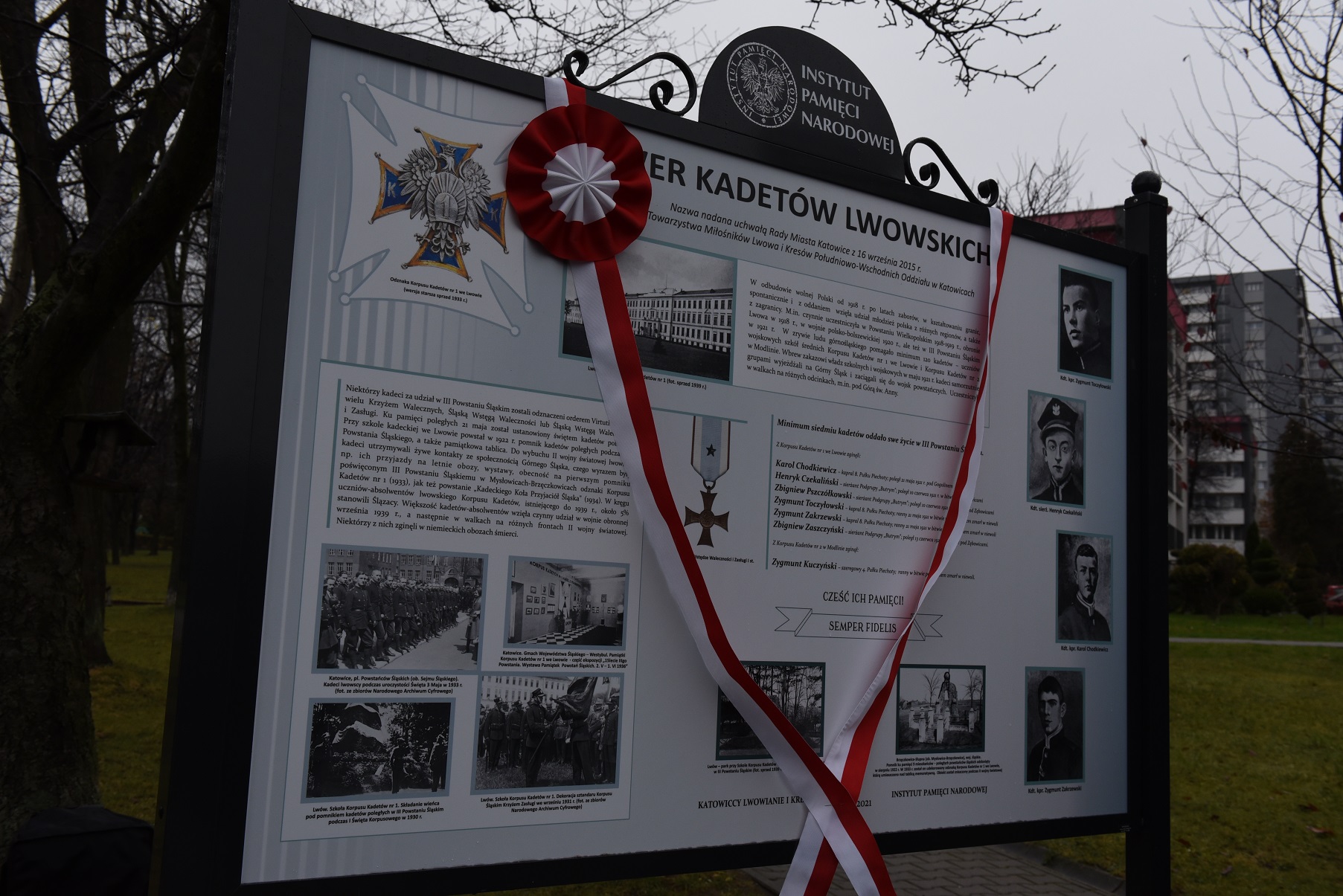 Uroczystość odsłonięcia tablicy informacyjnej upamiętniającej kadetów – uczestników III powstania śląskiego. Fot. M. Kobylańska Uroczystość odsłonięcia tablicy informacyjnej upamiętniającej kadetów – uczestników III powstania śląskiego. Fot. M. Kobylańska