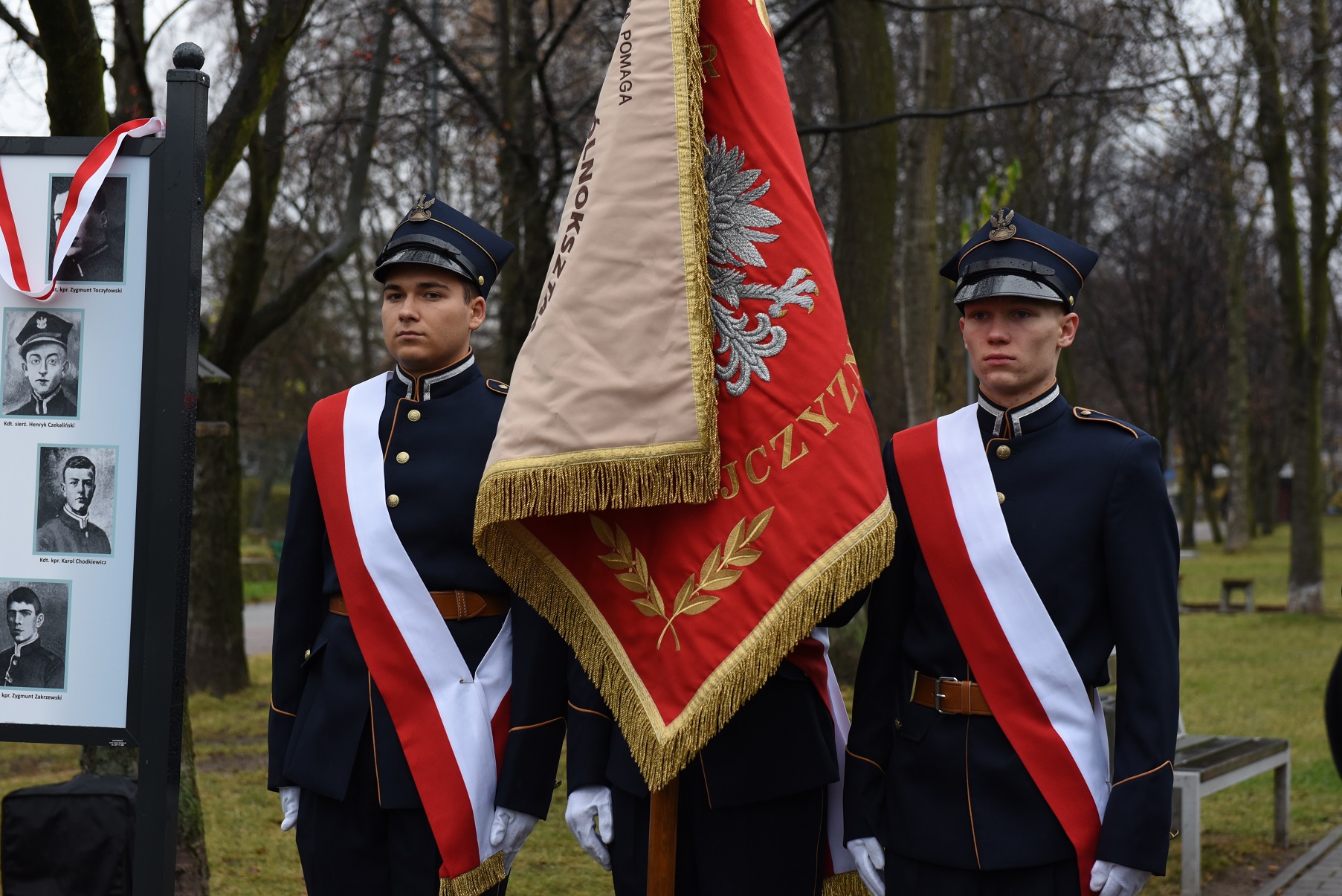 Uroczystość odsłonięcia tablicy informacyjnej upamiętniającej kadetów – uczestników III powstania śląskiego. Fot. M. Kobylańska Uroczystość odsłonięcia tablicy informacyjnej upamiętniającej kadetów – uczestników III powstania śląskiego. Fot. M. Kobylańska