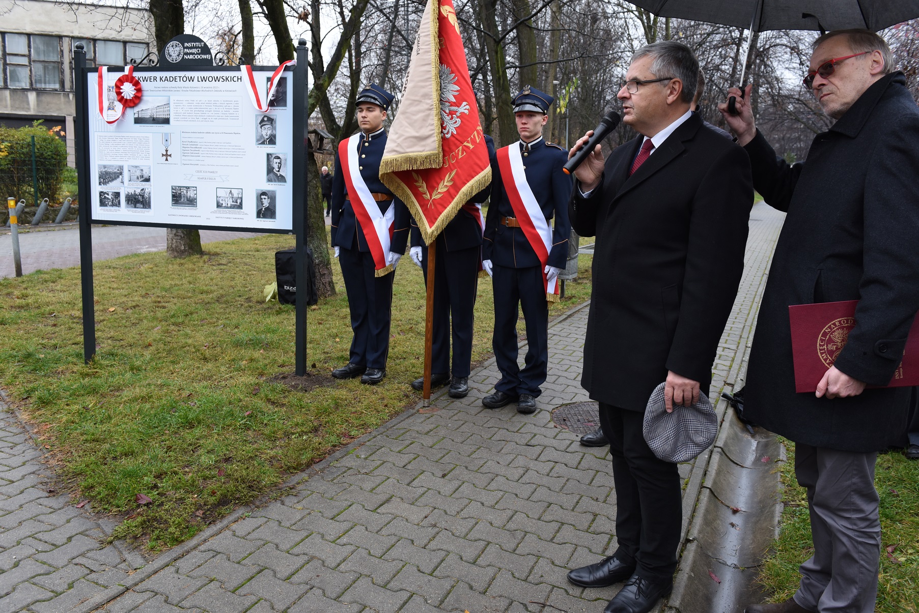 Uroczystość odsłonięcia tablicy informacyjnej upamiętniającej kadetów – uczestników III powstania śląskiego. Fot. M. Kobylańska Uroczystość odsłonięcia tablicy informacyjnej upamiętniającej kadetów – uczestników III powstania śląskiego. Fot. M. Kobylańska