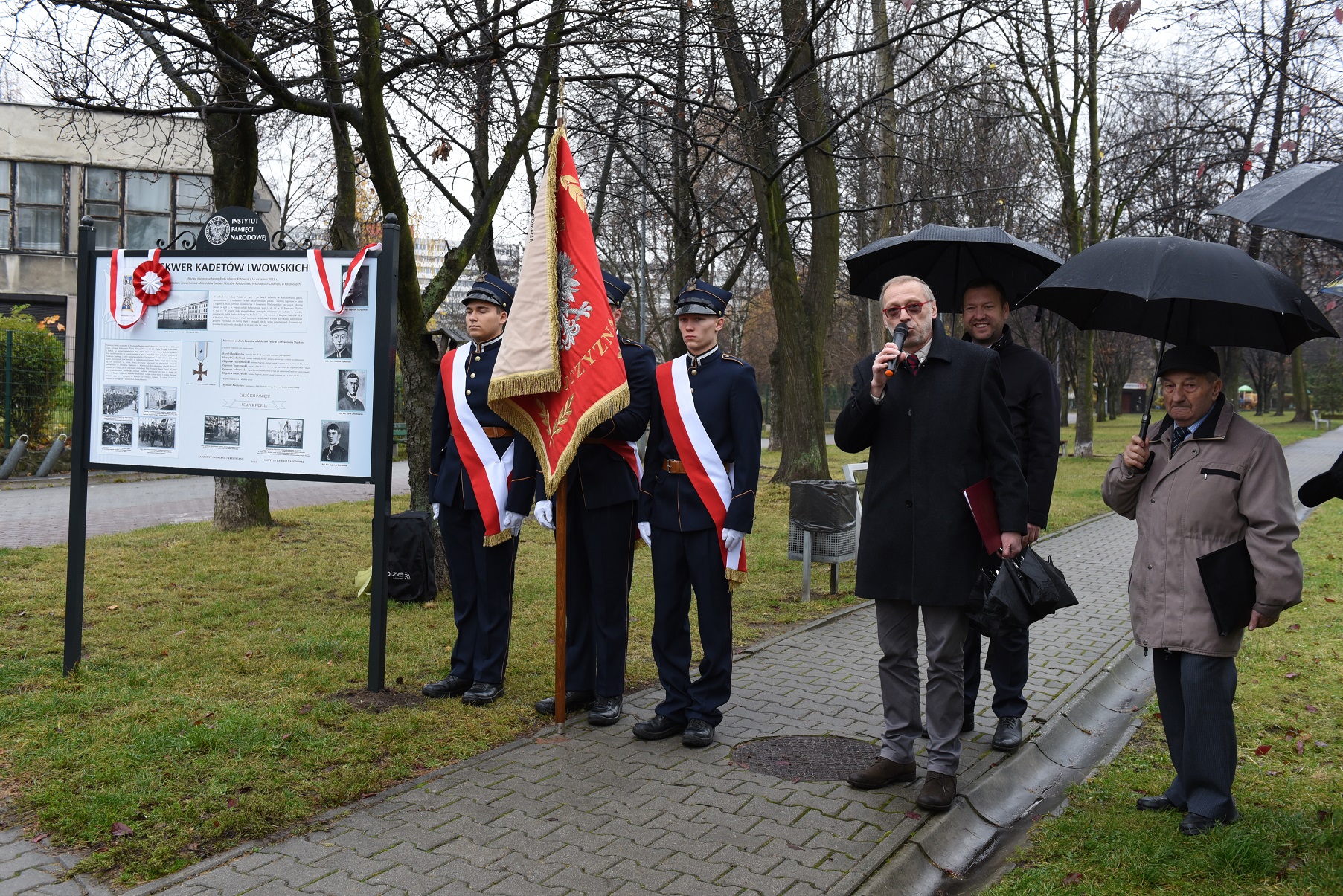 Uroczystość odsłonięcia tablicy informacyjnej upamiętniającej kadetów – uczestników III powstania śląskiego. Fot. M. Kobylańska Uroczystość odsłonięcia tablicy informacyjnej upamiętniającej kadetów – uczestników III powstania śląskiego. Fot. M. Kobylańska
