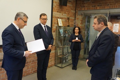 Wręczenie Krzyża Wolności i Solidarności Janowi Patalicie przez prezesa IPN dr. Jarosława Szarka.