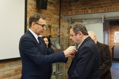 Wręczenie Krzyża Wolności i Solidarności Janowi Patalicie przez prezesa IPN dr. Jarosława Szarka.