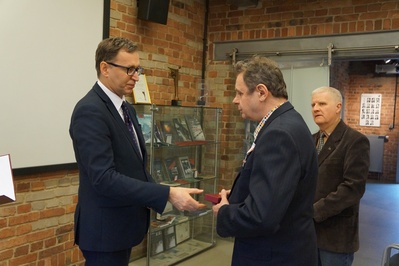 Wręczenie Krzyża Wolności i Solidarności Janowi Patalicie przez prezesa IPN dr. Jarosława Szarka.