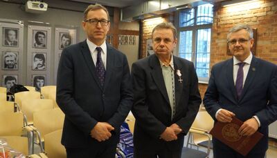 Wręczenie Krzyża Wolności i Solidarności Janowi Patalicie przez prezesa IPN dr. Jarosława Szarka.