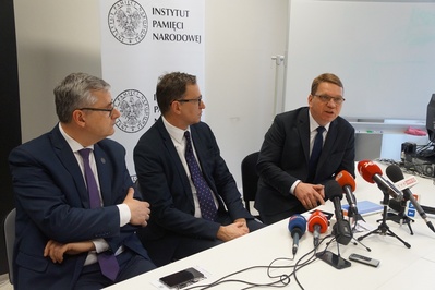 Konferencja prasowa prezesa IPN dr. Jarosława Szarka, dyrektora Oddziału IPN w Gdańsku dr. hab. Mirosława Golona i dr. Andrzeja Sznajdera, dyrektora katowickiego oddziału IPN, podczas której zaprezentowano plany Instytutu związane z upamiętnieniem Wolnych Związków Zawodowych.