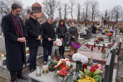 Złożenie kwiatów przez dr. Jarosława Szarka, prezesa IPN na grobie śp. Kazimierza Świtonia, założyciela WZZ w Katowicach.