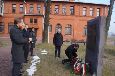 Prezes IPN oraz delegacja z Instytutu oraz przedstawiciele Muzeum i władz miasta w Gliwicach złożyli kwiaty przy tablicy upamiętniającej Władysława Suleckiego, współtwórcę Komitetu Wolnych Związków Zawodowych w Katowicach.