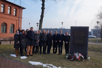 Prezes IPN oraz delegacja z Instytutu oraz przedstawiciele Muzeum i władz miasta w Gliwicach złożyli kwiaty przy tablicy upamiętniającej Władysława Suleckiego, współtwórcę Komitetu Wolnych Związków Zawodowych w Katowicach.