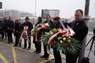 W Katowicach Prezes IPN dr Jarosław Szarek złożył kwiaty przy tablicy upamiętniającej powstanie Komitetu WZZ w Katowicach.