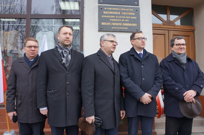 Przy tablicy upamiętniającej powstanie Komitetu WZZ w Katowicach – od prawej: Mirosław Truchan, Jarosław Szarek, Andrzej Sznajder, Mariusz Skiba, Mirosław Golon.