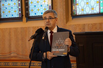 Dr Andrzej Sznajder, dyrektor Oddziału IPN w Katowicach przypomniał wystawy i publikacje dot. tematyki żydowskiej zrealizowane przez historyków z katowickiego Instytutu.