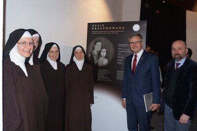Siostry ze Zgromadzenia Sióstr Karmelitanek Dzieciątka Jezus w Sosnowcu z dr. Andrzejem Sznajderem i Ryszardem Mozgolem z Oddziału IPN w Katowicach.
