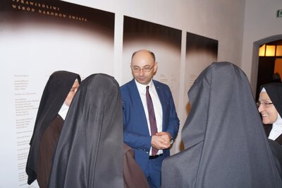 Prezes IPN dr Mateusz Szpytma w rozmowie z siostrami ze Zgromadzenia Sióstr Karmelitanek Dzieciątka Jezus w Sosnowcu.