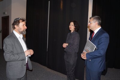 Od lewej: Włodzimierz Kac, przewodniczący Gminy Wyznaniowej Żydowskiej w Katowicach, Karolina Jakoweńko, dr Andrzej Sznajder.