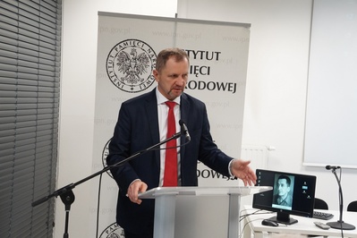 Zastępca dyrektora NBP Oddziału Okręgowy w Katowicach Mariusz Siembiga zaprezentował monetę kolekcjonerską NBP upamiętniającą gen. Augusta Emila Fieldorfa „Nila”.