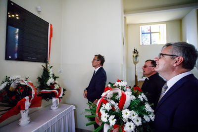 Przed tablicą poświęconą Solidarności w kościele Matki Bożej Różańcowej – Jastrzębie-Zdrój, 3 września 2018. Fot. Sławek Kasper (IPN)