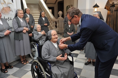 Uroczystość wręczenia Krzyża Wolności i Solidarności Mirosławie Kuźmak.