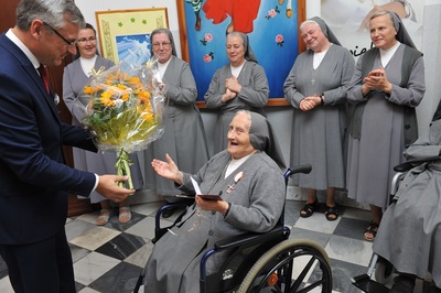 Uroczystość wręczenia Krzyża Wolności i Solidarności Mirosławie Kuźmak.