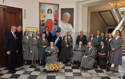 Uroczystość wręczenia Krzyża Wolności i Solidarności Mirosławie Kuźmak.