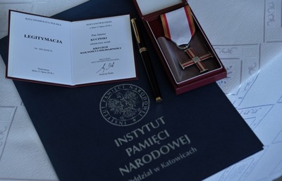 Uroczystość wręczenia Krzyża Wolności i Solidarności Januszowi Kucińskiemu.