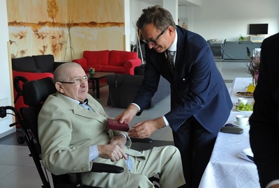 Uroczystość wręczenia Krzyża Wolności i Solidarności Januszowi Kucińskiemu.