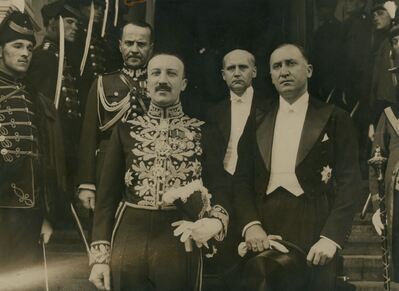 Poseł nadzwyczajny i minister pełnomocny Polski w Jugosławii Roman Dębicki (trzeci od lewej) po złożeniu listów uwierzytelniających w Belgradzie. Jugosławia. 05.1935 r. (fot. z zasobu Wojskowego Biura Historycznego).