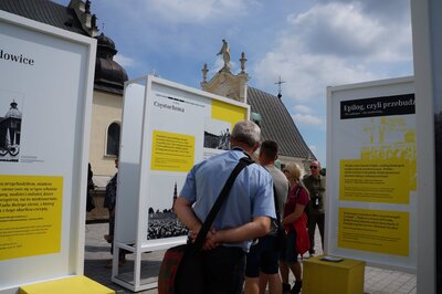 Otwarcie wystawy plenerowej „»Wstańcie, chodźmy…« Pierwsza pielgrzymka Jana Pawła II do Polski.