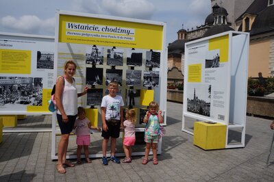 Otwarcie wystawy plenerowej „»Wstańcie, chodźmy…« Pierwsza pielgrzymka Jana Pawła II do Polski.