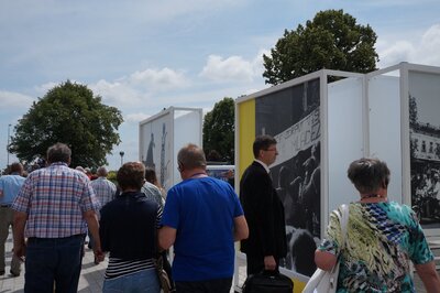 Otwarcie wystawy plenerowej „»Wstańcie, chodźmy…« Pierwsza pielgrzymka Jana Pawła II do Polski.