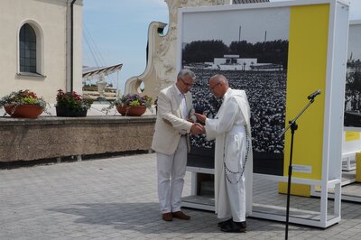 Otwarcie wystawy plenerowej „»Wstańcie, chodźmy…« Pierwsza pielgrzymka Jana Pawła II do Polski.