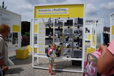 Otwarcie wystawy plenerowej „»Wstańcie, chodźmy…« Pierwsza pielgrzymka Jana Pawła II do Polski.