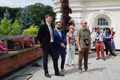 Otwarcie wystawy plenerowej „»Wstańcie, chodźmy…« Pierwsza pielgrzymka Jana Pawła II do Polski.