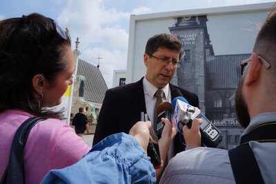 Otwarcie wystawy plenerowej „»Wstańcie, chodźmy…« Pierwsza pielgrzymka Jana Pawła II do Polski.