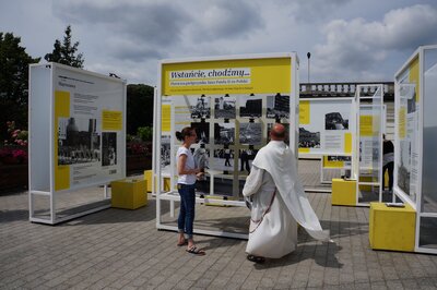 Otwarcie wystawy plenerowej „»Wstańcie, chodźmy…« Pierwsza pielgrzymka Jana Pawła II do Polski.
