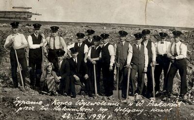 21. Członkowie Związku Ratowników kopalni Walenty-Wawel przy usypywaniu Kopca Wyzwolenia.