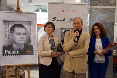 Prezentacja znaczka pocztowego upamiętniającego Henryka Sławika.
