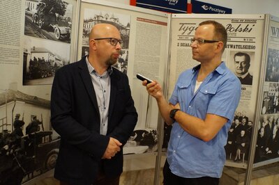 Prezentacja znaczka pocztowego upamiętniającego Henryka Sławika.