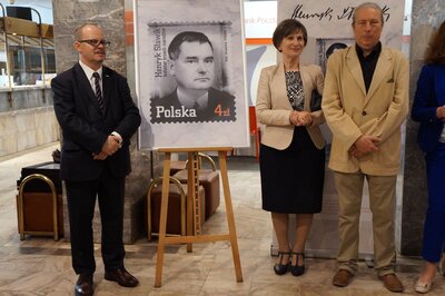 Prezentacja znaczka pocztowego upamiętniającego Henryka Sławika.