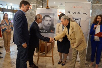 Prezentacja znaczka pocztowego upamiętniającego Henryka Sławika.