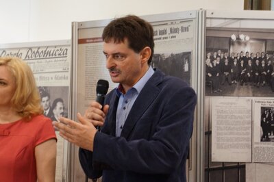 Prezentacja znaczka pocztowego upamiętniającego Henryka Sławika.