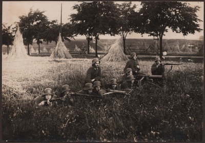 Żołnierze niemieccy podczas I powstania śląskiego (Zbiory Archiwum Archidiecezjalnego w Katowicach).